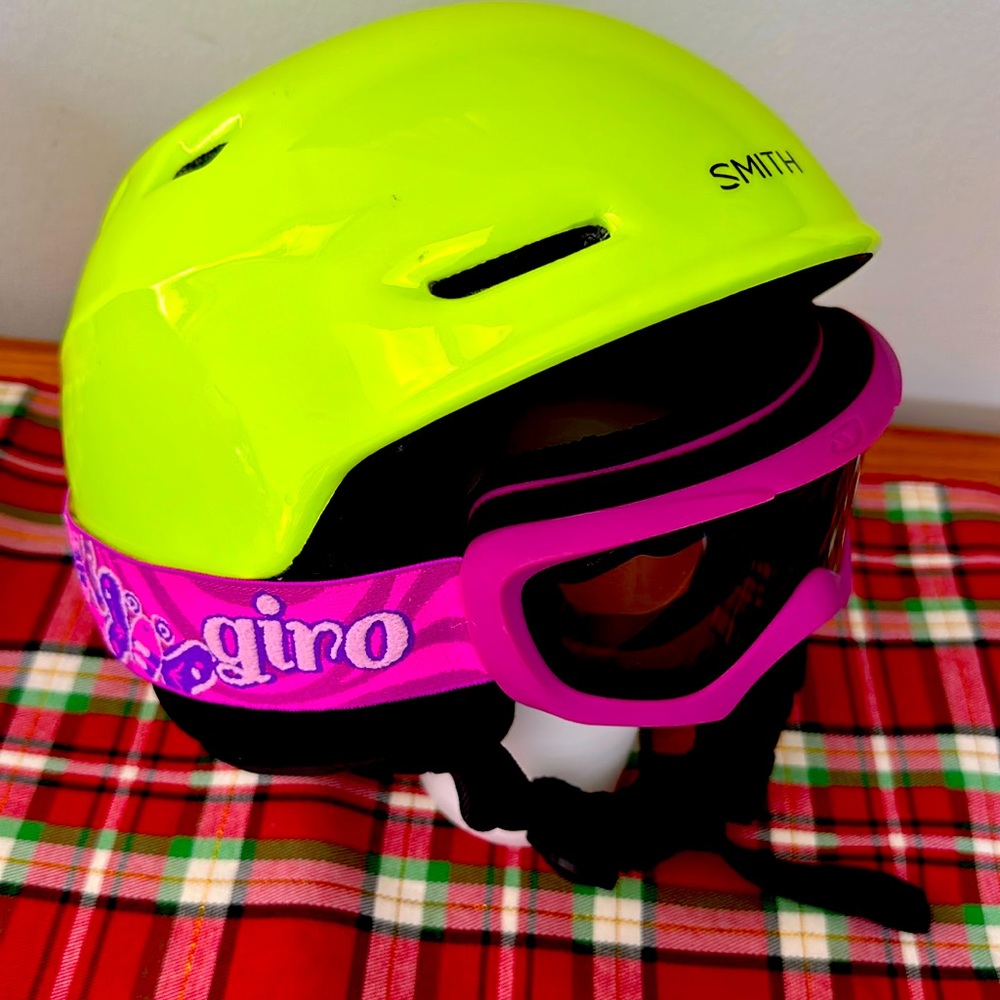 Smith ski helmet and giro goggles